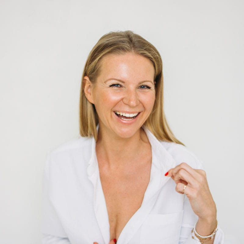 gluekliche-frau-35-jahre–nach-brust-op Glücklich lächelnde Frau 35 Jahre alt, nach Ihrer Brust-OP