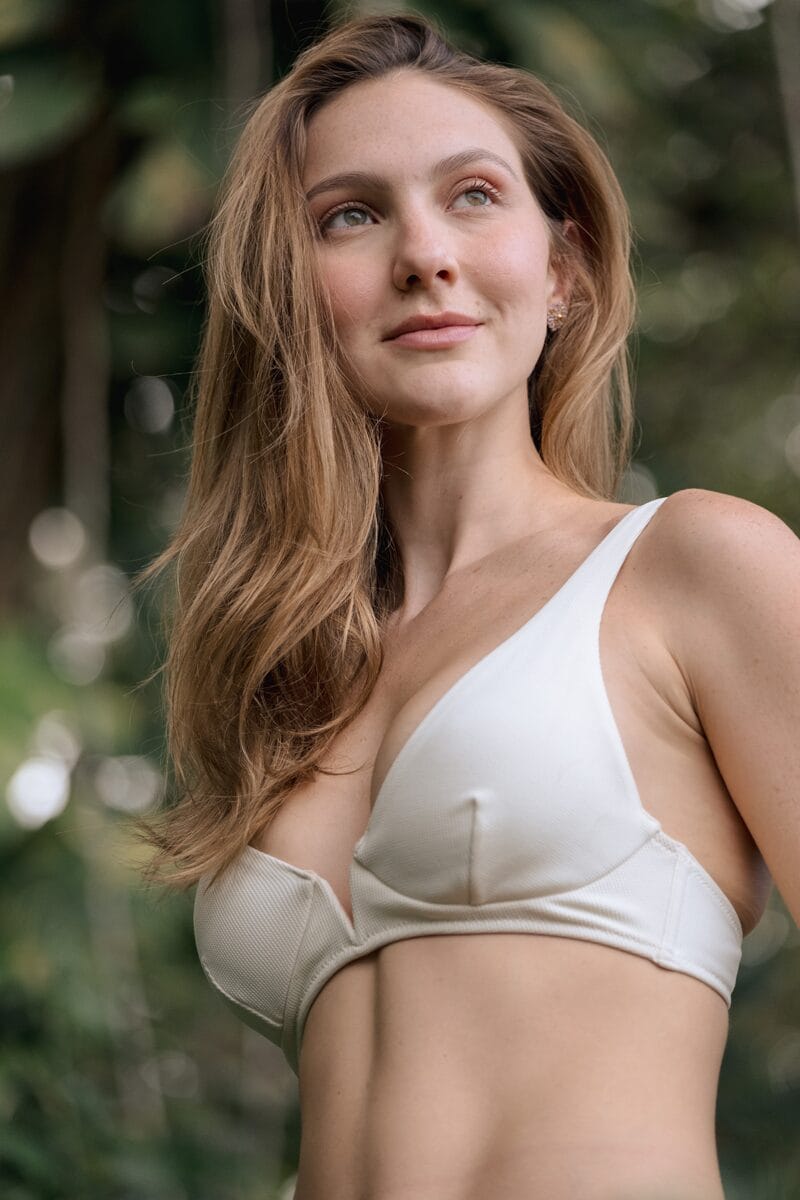 natuerlich-schoen-motiva-preserve Natürlich schöne Frau mit weißem Büstier